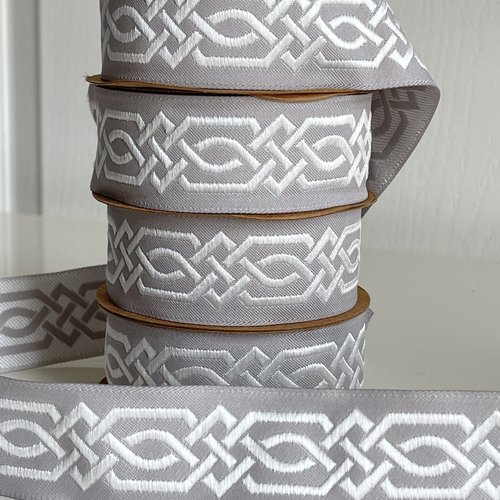 Ruban médiéval blanc/gris,ruban médiéval 35 mm,galon tissé jacquard,galon brodé jacquard motif tresse celtique