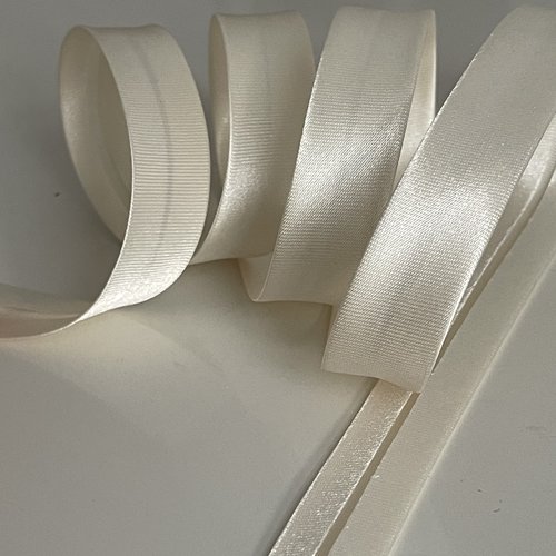 Biais 20 mm blanc cassé en satin,biais pour border un textile,biais artisanal satin écru
