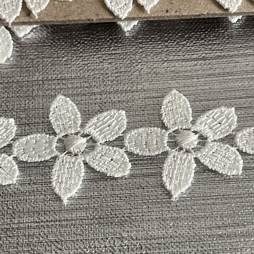 Ruban de dentelle à motif floral guipure motif fleur dentelle pâquerette blanche ou noire