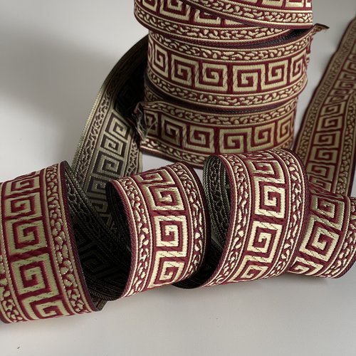Galon médiéval brodé motif clé grecque galon tissé jacquard 35 mm ruban bordeaux et doré motif grecque bordure médiév