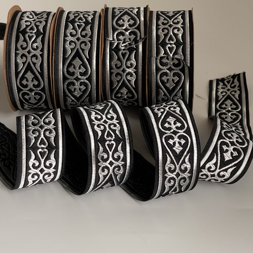 Galon médiéval brodé jacquard 35 mm motif cœur celtique bordure médiévale noire et argenté