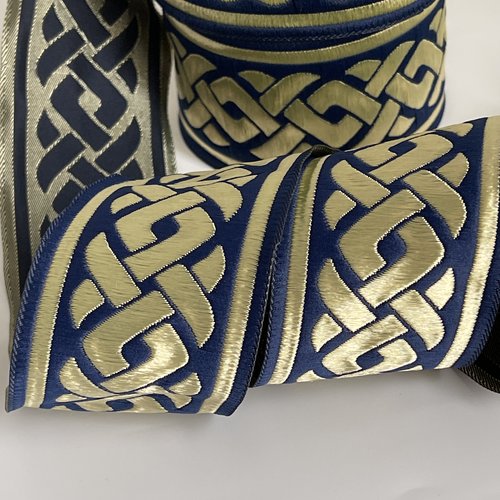 Galon médiéval brodé jacquard ruban théâtral motif tresse celtique bordure médiévale bleue marine et doré ruban théâtral 50 mm