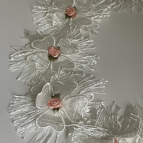 Ruban de dentelle brodée 3d blanc cassé avec rose dentelle à relief blanche 9,5 cm broderie 3 d