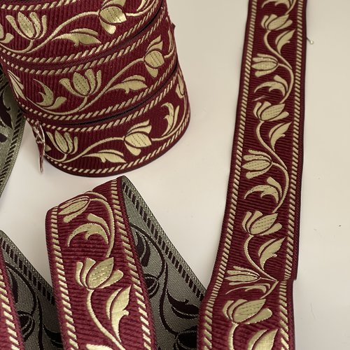 Galon médiéval motifs tulipes bordeaux et doré ,ruban théâtral 35 mm bordure médiévale tissé jacquard