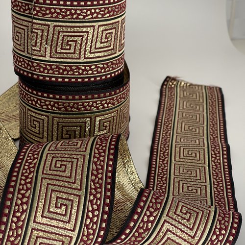 Galon médiéval brodé jacquard bordeaux et doré bordure médiévale bordeaux or ruban tissé motif clé grecque ruban théâtral 70 cm