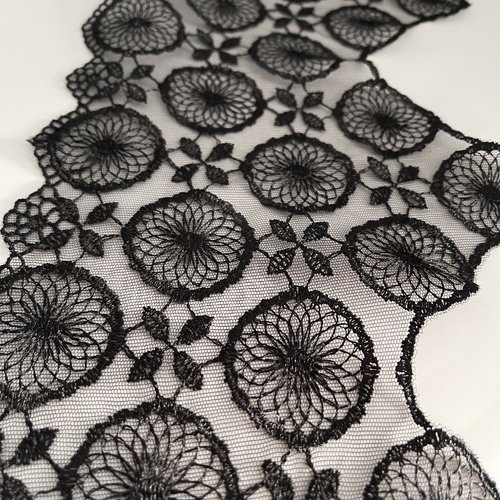 Dentelle brodée sur tulle noire dentelle avec motifs géométriques