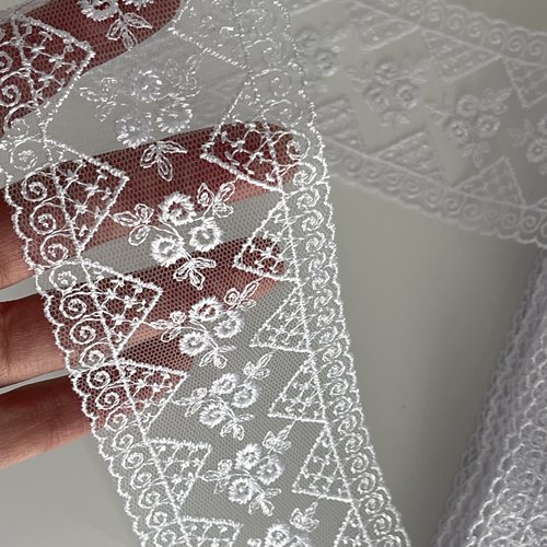 Dentelle entre deux blanche guipure artisanale rose au mètre dentelle brodée sur tulle guipure rose et blanche