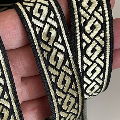 Galon médiéval brodé jacquard motif tresse celtique galon noir et doré 22 mm bordure brodée tresse celtique