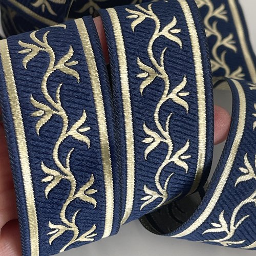 Ruban théâtrale, galon brodé jacquard motif lierre,galon bleu marine et doré 35 mm de largeur