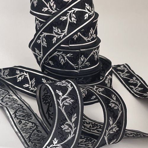 Galon brodé jacquard 35 mm galon motif tige florale ruban théâtral bordure médiévale tissé jacquard noir et argenté