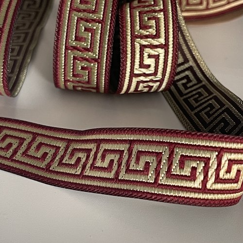 Galon médiéval brodé jacquard motif clé grecque galon théâtral bordeaux et doré 22 mm