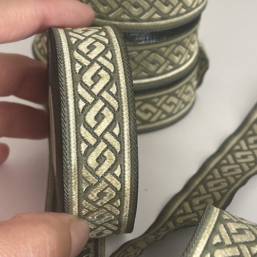 Galon médiéval brodé jacquard motif tresse celtique galon kaki et doré 22 mm bordure brodée tresse celtique