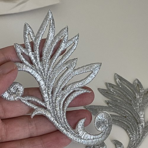 Applique thermocollante argentée lot de 2  écusson 8x10 cm  motif feuille baroque patch à coller sur textile appliquer argenté
