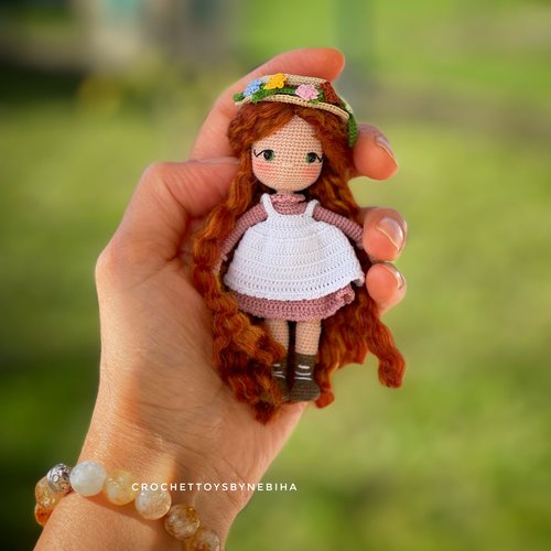 Poupée miniature anne shirley – amigurumi fait main – 10 cm