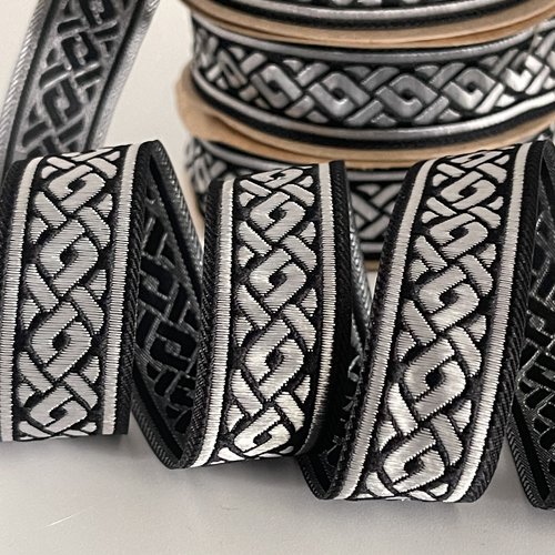 Galon médiéval brodé jacquard motif tresse celtique galon noir et argenté 22 mm bordure brodée tresse celtique