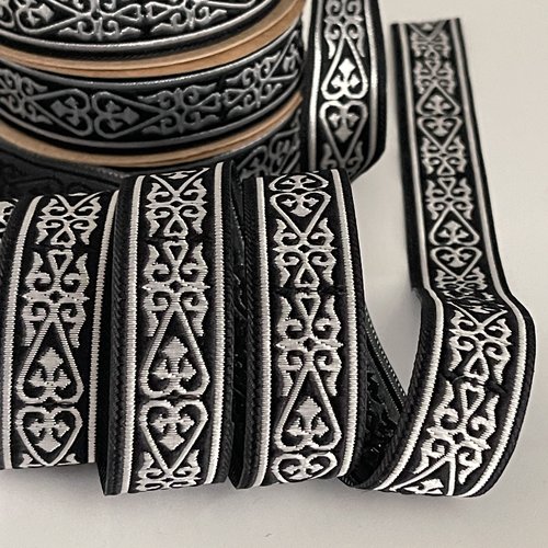 Galon médiéval brodé jacquard 22 mm motif cœur celtique bordure médiévale noire et argenté