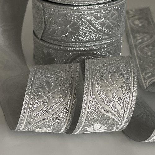 Galon médiéval motif fleur de bleuet ruban médiéval gris métallisé 35 mm galon motif bleuet bordure brodée jacquard argenté