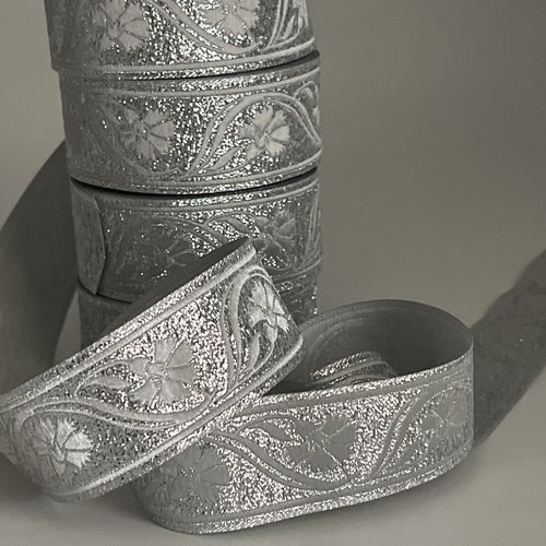 Galon médiéval motif fleur de bleuet ruban médiéval gris métallisé 35 mm galon motif bleuet bordure brodée jacquard argenté
