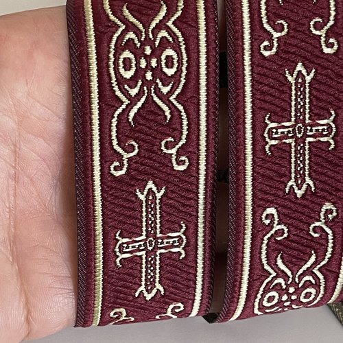 Ruban jacquard gothique 33 mm croix baroque rouge doré galon médiéval cosplay couture ruban liturgique trim gothic théât