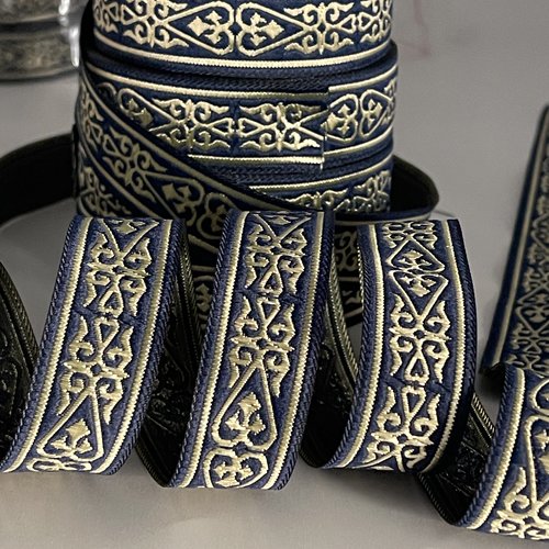 Galon médiéval brodé jacquard 22 mm motif cœur celtique bordure médiévale bleu marine et doré
