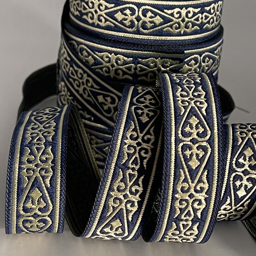 Galon médiéval brodé jacquard 22 mm motif cœur celtique bordure médiévale bleu marine et doré