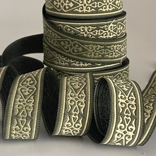 Galon médiéval brodé jacquard 22 mm motif cœur celtique bordure médiévale kaki et doré