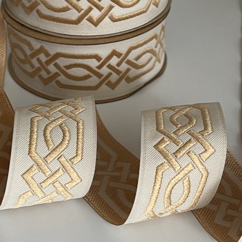Galon médiéval tressé 35 mm de largeur ruban jacquard écru et doré champagne galon théâtral ruban pour création artisanal