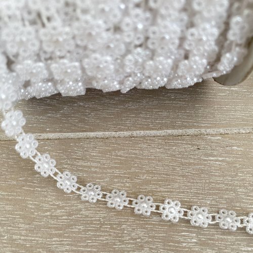 Ruban de demi-perles motif fleur,chaine demi perles blanches,