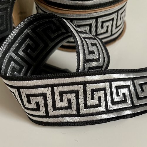 Galon médiéval, galon brodé jacquard,ruban motif clé grecque,ruban tissé jacquard 35 mm, galon noir et argenté