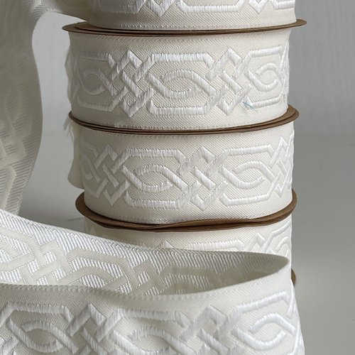 Ruban médiéval blanc/écrue,ruban  médiéval 35 mm,galon tissé jacquard,galon brodé jacquard motif tresse celtique