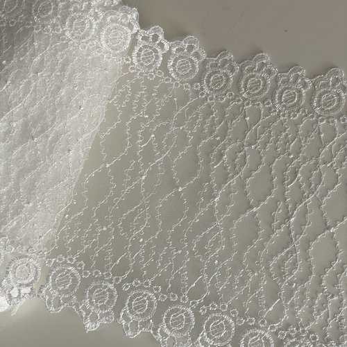 Dentelle brodée sur tulle blanche dentelle artisanale festonnée 23 cm guipure large blanc cassé
