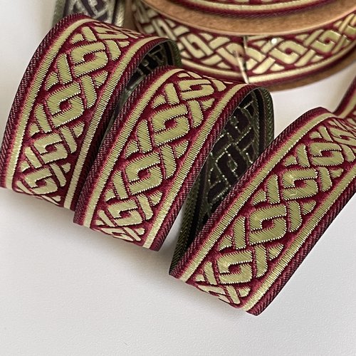 Galon médiéval brodé jacquard motif tresse celtique galon bordeaux et doré 22 mm bordure brodée tresse celtique