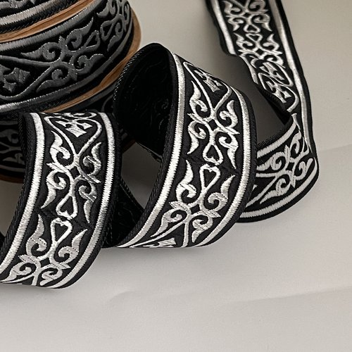 Galon médiéval brodé jacquard 35 mm motif cœur celtique bordure médiévale noire et argenté