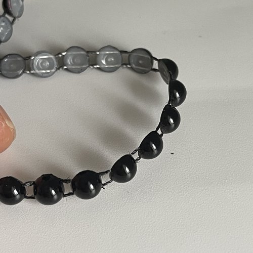 Demi perles à dos plat sur fil noires chaîne demi perle noire 6 mm