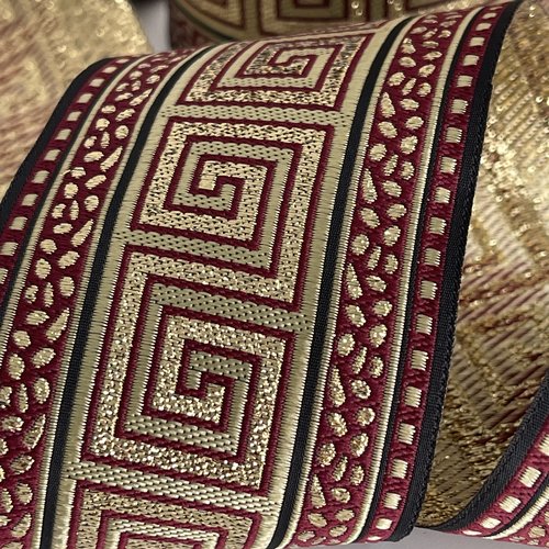 Galon médiéval brodé jacquard bordeaux et doré bordure médiévale bordeaux or ruban tissé motif clé grecque ruban théâtral 70 cm