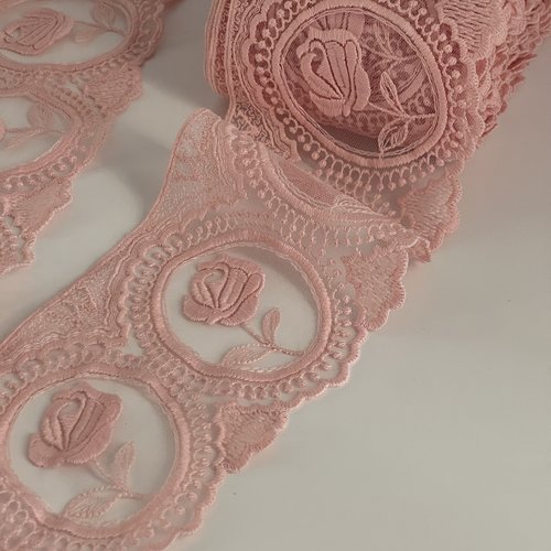 Dentelle brodée festonnée rose dentelle vintage motif rose