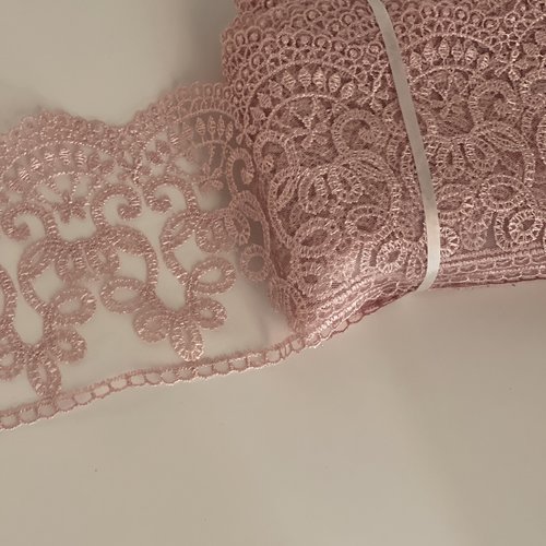 Dentelle brodée rose dentelle festonnée d’un côté dentelle guipure artisanale rose