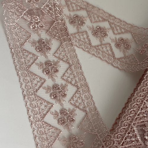 Dentelle entre deux blanche guipure artisanale rose au mètre dentelle brodée sur tulle guipure rose et blanche