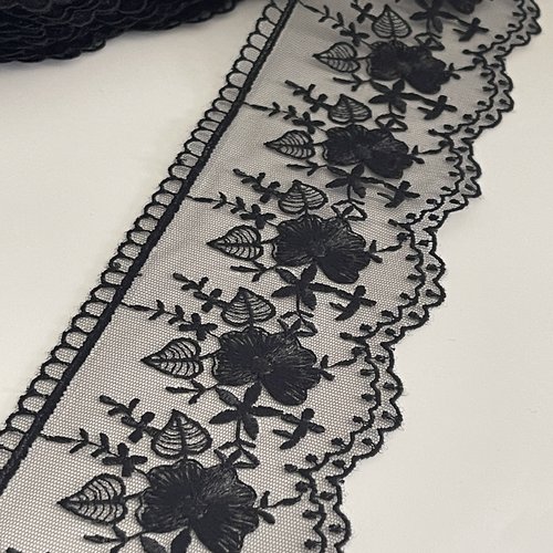 Dentelle brodée noire dentelle artisanale festonnée d’un côté dentelle sur tulle noire