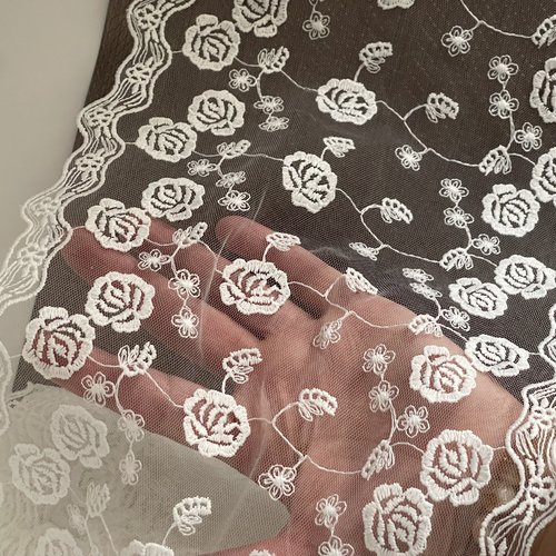 Dentelle brodée sur tulle festonnée blanc cassé dentelle large 21 cm dentelle artisanale sur tulle