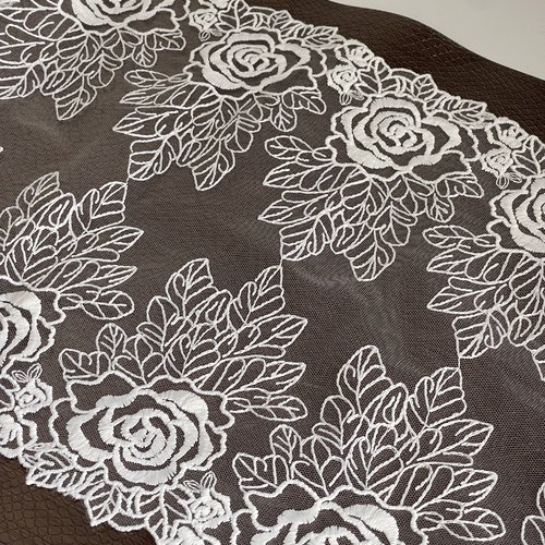 Dentelle brodée blanche motif roses dentelle 25 cm de largeur guipure festonnée des deux côtés dentelle artisanale