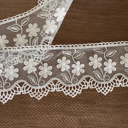 Dentelle brodée blanche et gris pailletée 8,5 cm ruban guipure pour création couture