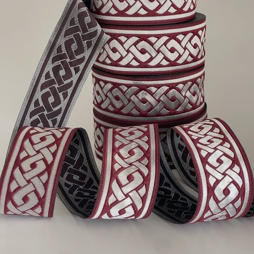 Ruban médiéval jacquard bordeaux et argent galon théâtral motifs tresses celtiques bordure ornementale costume historique renaissance