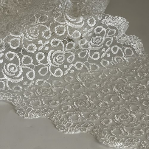 Dentelle blanche cassée brodée largeur 20 cm dentelle festonnée des deux côtés motif fleurs et roses