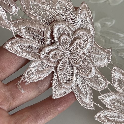 Ruban de dentelle florale 7,5 cm de largeur guipure brodée fleurs dentelle couture blanche et rose 3 d