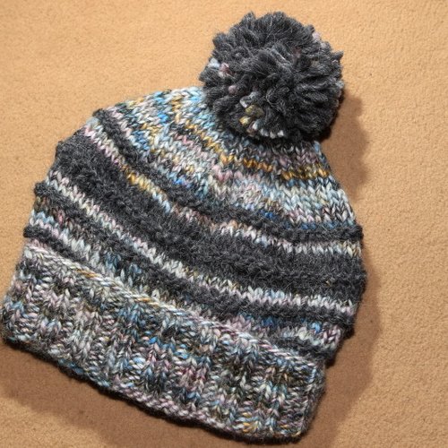 Bonnet à pompon,mixte, multicolore et gris.