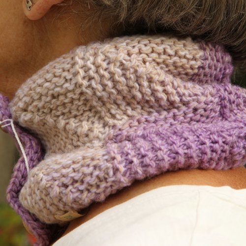 Snood, tour de cou violet et beige,boutonné.