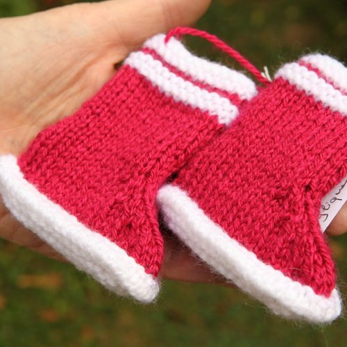 Chaussons bébé, bottes de pluie, rouge.