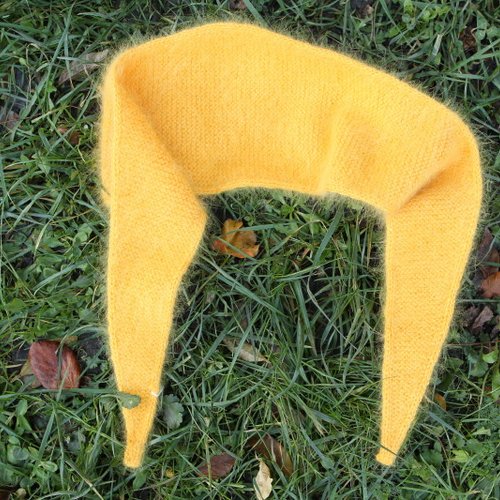 Echarpe jaune, angora et soie.