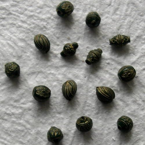 Lot de 14 perles synthétiques style ethnique 